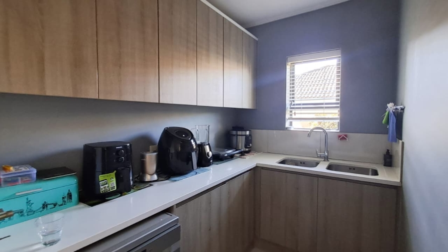 To Let 4 Bedroom Property for Rent in Avalon Estate Western Cape